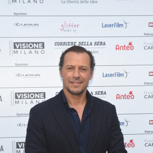 Stefano Accorsi lors de l'événement "Fuori-Cinema : L'art qui sauve" dans les jardins de la Triennale de Milan. Le 20 septembre 2020 