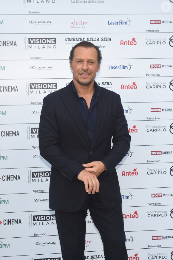 Stefano Accorsi lors de l'événement "Fuori-Cinema : L'art qui sauve" dans les jardins de la Triennale de Milan. Le 20 septembre 2020 