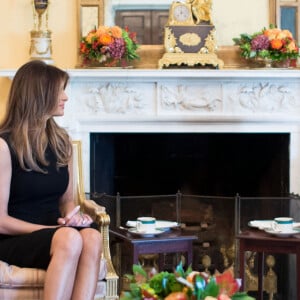 Melania Trump et Michelle Obama prennent le thé dans la Yellow Oval Room (le salon ovale jaune) à la Maison Blanche alors que leurs maris (Donald Trump et Barack Obama) discutent dans le Bureau ovale à Washington, The District, Etats-Unis, le 10 novembre 2016. 