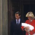 La princesse Diana et le prince Charles à la sortie du St Mary's Hospital avec leur bébé le prince Harry né le 15 septembre 1984.