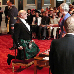 Sean Connery fait Chevalier par la reine Elizabeth en Ecosse, en 2000.