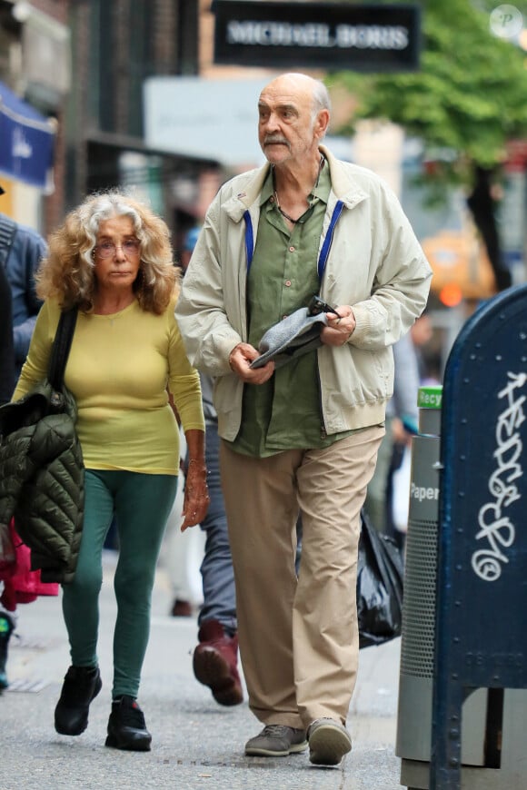 Exclusif - Sean Connery et sa femme Micheline Roquebrune dans la rue à New York le 30 mai 2017.