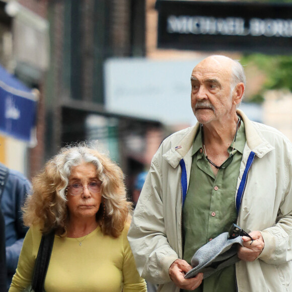 Exclusif - Sean Connery et sa femme Micheline Roquebrune dans la rue à New York le 30 mai 2017.