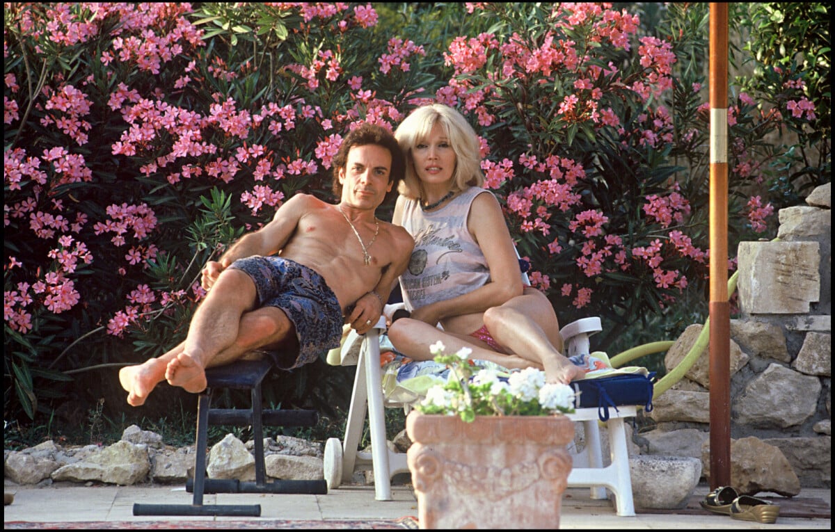 Photo Archives Amanda Lear et son mari AlainPhilippe Malagnac, dans leur villa de Saint Photo Archives Amanda Lear et son mari AlainPhilippe Malagnac, dans leur villa de Saint