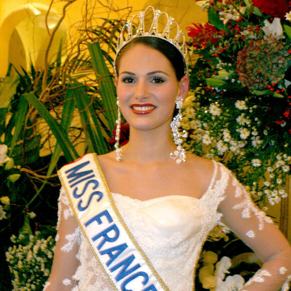 Laetitia Bleger aux 27e prix des Best Féminin Robe - Miss France 2004
