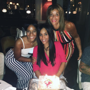 Amel Bent, sa petite soeur Mel et leur mère. Juin 2017.