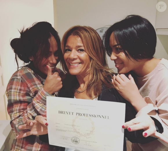 Amel Bent, sa petite soeur Mel et leur mère. Décembre 2017.