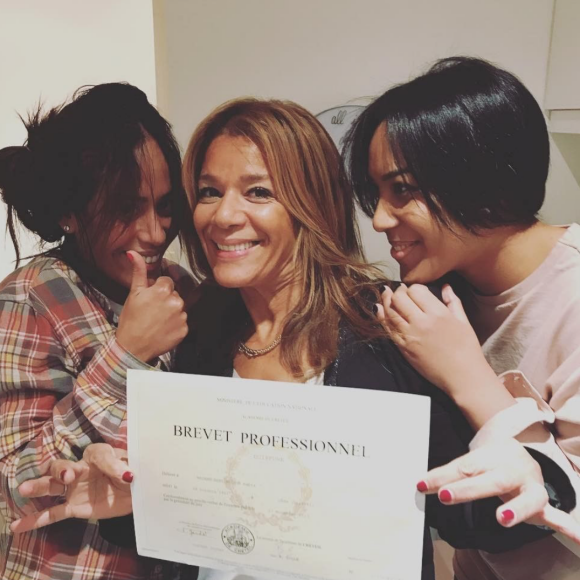 Amel Bent, sa petite soeur Mel et leur mère. Décembre 2017.