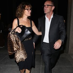 Jennifer Grey et son compagnon Clark Gregg dans les rues de Los Angeles. Le 21 septembre 2019.