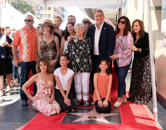 Kenny Ortega pose avec sa mère Madeline Ortega, sa famille et ses amies Jennifer Grey et Kathy Najimy - Kenny Ortega reçoit son étoile sur le Walk of Fame à Hollywood, le 24 juillet 2019.