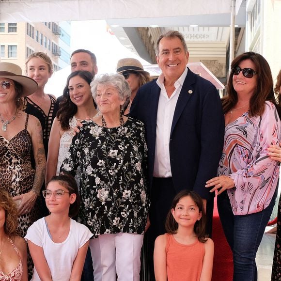 Kenny Ortega pose avec sa mère Madeline Ortega, sa famille et ses amies Jennifer Grey et Kathy Najimy - Kenny Ortega reçoit son étoile sur le Walk of Fame à Hollywood, le 24 juillet 2019.