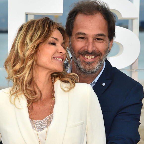 Ingrid Chauvin et son mari Thierry Peythieu - Photocall de la 1ère édition du festival Canneseries, à Cannes, sur la plage du Gray d'Albion, le 9 avril 2018. @Bruno Bebert / Bestimage