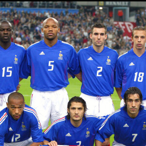 Bixente Lizarazu (accroupi au milieu) avec l'équipe de France en octobre 2003.