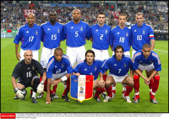 Bixente Lizarazu (accroupi au milieu) avec l'équipe de France en octobre 2003.