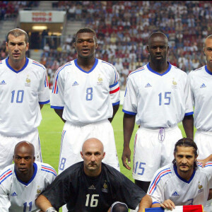 Bixente Lizarazu (accroupi, à droite, tenant le fanion) avec l'équipe de France en août 2003.