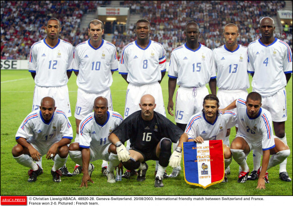 Bixente Lizarazu (accroupi, à droite, tenant le fanion) avec l'équipe de France en août 2003.