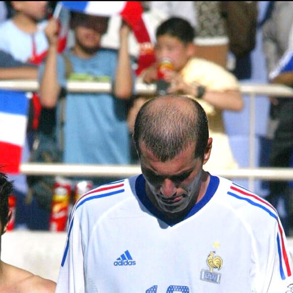 Bixente Lizarazu et Zinédine Zidane en équipe de France en juin 2002.