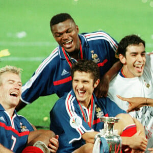 Bixente Lizarazu, Didier Deschamps, Marcel Desailly, Robert Pirès, Patrick Viera et Thierry Henry lors de l'Euro 2000.