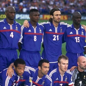 Bixente Lizarazu (accroupi, tout à droite) et l'équipe de France lors de l'Euro 2000.