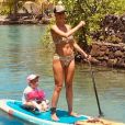Sylvie Tellier et sa fille Margaux sur un paddle, à Tahiti, le 26 novembre 2019
