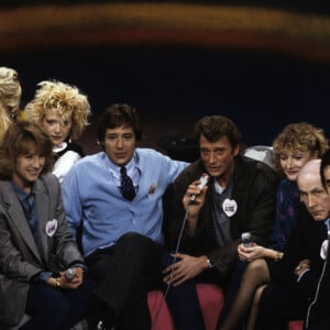 En France, à Paris, sur le plateau de l'émission "Les Restaurants Du Coeur", Jean-Louis Aubert, Nathalie Baye, Patrick Sabatier, Johnny Hallyday, Eve Ruggieri, Dick Rivers. Le 26 janvier 1986 © Jean-Claude Colin via Bestimage