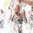 Rita Ora relève le défi "ALS Ice Bucket Challenge", comme beaucoup d'autres célébrités, à New York