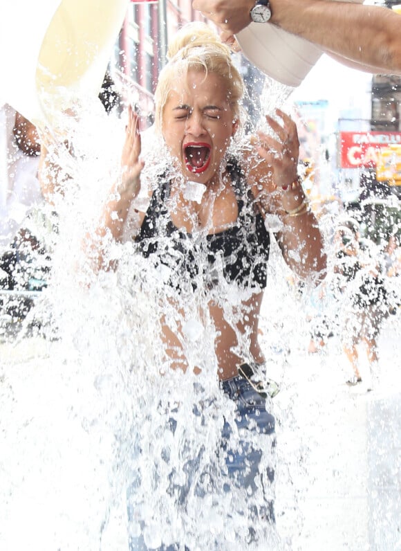 Rita Ora relève le défi "ALS Ice Bucket Challenge", comme beaucoup d'autres célébrités, à New York