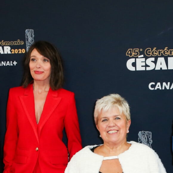 Camille Cottin, Anne Marivin, Mimie Mathy et Charlotte Gainsbourg (avec une attelle au pied droit et des béquilles) - Tournage de la série " Dix Pour Cent " lors de la 45ème cérémonie des César à la salle Pleyel à Paris, le 28 février 2020. © Dominique Jacovides/Olivier Borde/Bestimage 