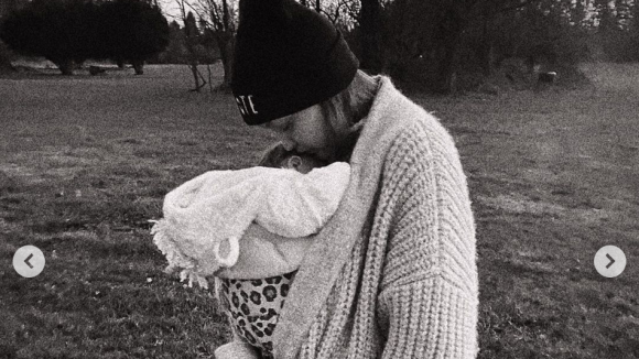 Gigi Hadid maman : nouvelles photos avec sa fille de 2 mois, le top model est épuisé
