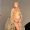 Gigi Hadid enceinte dans les coulisses d'une séance photo.