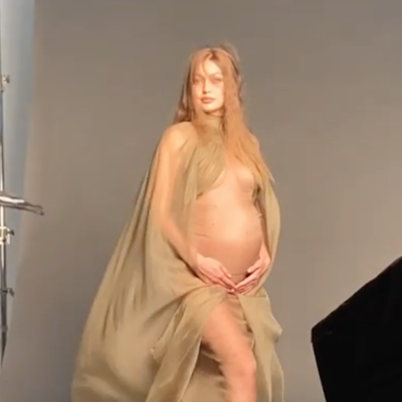 Gigi Hadid enceinte dans les coulisses d'une séance photo.