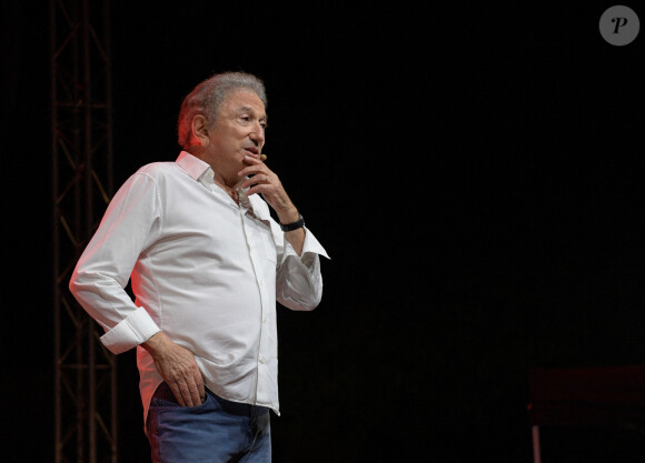 Exclusif - Michel Drucker - Spectacle hommage à Guy Bedos dans le parc Jourdan à Aix-en-Provence. Le 15 août 2020 © Patrick Carpentier / Bestimage