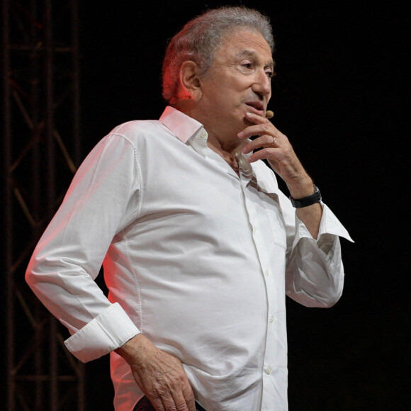 Exclusif - Michel Drucker - Spectacle hommage à Guy Bedos dans le parc Jourdan à Aix-en-Provence. Le 15 août 2020 © Patrick Carpentier / Bestimage
