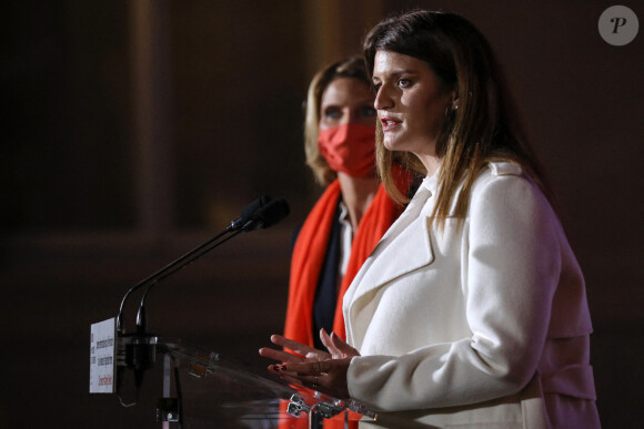 Sylvie Tellier, directrice générale de l'organisation Miss France, et Marlène Schiappa, ministre déléguée auprès du ministre de l'Intérieur, en charge de la citoyenneté, lancent l'opération Orangetheworld organisée par UN Women au ministère de l'intérieur. Paris, le 23 novembre 2020. © Stéphane Lemouton / Bestimage