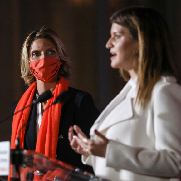 Sylvie Tellier, directrice générale de l'organisation Miss France, et Marlène Schiappa, ministre déléguée auprès du ministre de l'Intérieur, en charge de la citoyenneté, lancent l'opération Orangetheworld organisée par UN Women au ministère de l'intérieur. Paris, le 23 novembre 2020. © Stéphane Lemouton / Bestimage