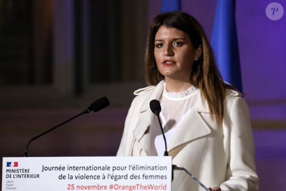 Sylvie Tellier, directrice générale de l'organisation Miss France, et Marlène Schiappa, ministre déléguée auprès du ministre de l'Intérieur, en charge de la citoyenneté, lancent l'opération Orangetheworld organisée par UN Women au ministère de l'intérieur. Paris, le 23 novembre 2020. © Stéphane Lemouton / Bestimage