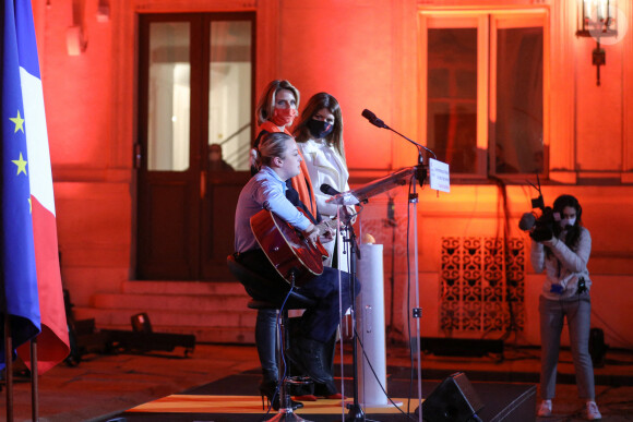 Sylvie Tellier, directrice générale de l'organisation Miss France, et Marlène Schiappa, ministre déléguée auprès du ministre de l'Intérieur, en charge de la citoyenneté, lancent l'opération Orangetheworld organisée par UN Women au ministère de l'intérieur. Paris, le 23 novembre 2020. © Stéphane Lemouton / Bestimage
