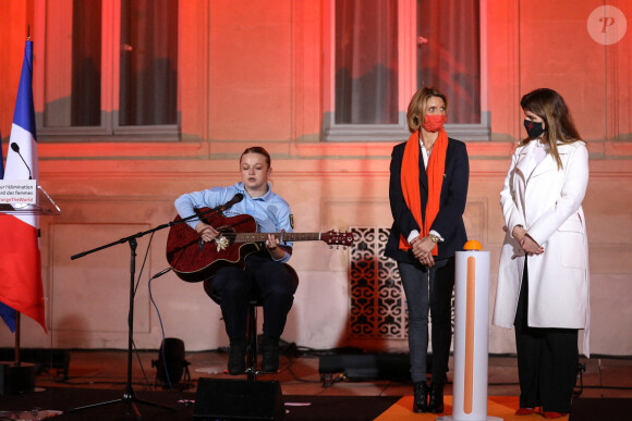 Sylvie Tellier, directrice générale de l'organisation Miss France, et Marlène Schiappa, ministre déléguée auprès du ministre de l'Intérieur, en charge de la citoyenneté, lancent l'opération Orangetheworld organisée par UN Women au ministère de l'intérieur. Paris, le 23 novembre 2020. © Stéphane Lemouton / Bestimage