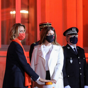 Sylvie Tellier, directrice générale de l'organisation Miss France, et Marlène Schiappa, ministre déléguée auprès du ministre de l'Intérieur, en charge de la citoyenneté, lancent l'opération Orangetheworld organisée par UN Women au ministère de l'intérieur. Paris, le 23 novembre 2020. © Stéphane Lemouton / Bestimage