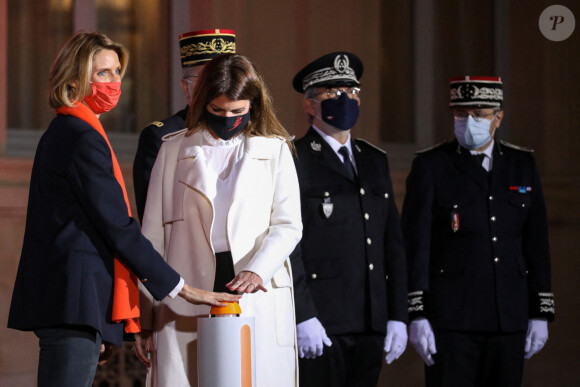 Sylvie Tellier, directrice générale de l'organisation Miss France, et Marlène Schiappa, ministre déléguée auprès du ministre de l'Intérieur, en charge de la citoyenneté, lancent l'opération Orangetheworld organisée par UN Women au ministère de l'intérieur. Paris, le 23 novembre 2020. © Stéphane Lemouton / Bestimage