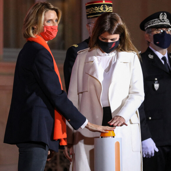 Sylvie Tellier, directrice générale de l'organisation Miss France, et Marlène Schiappa, ministre déléguée auprès du ministre de l'Intérieur, en charge de la citoyenneté, lancent l'opération Orangetheworld organisée par UN Women au ministère de l'intérieur. Paris, le 23 novembre 2020. © Stéphane Lemouton / Bestimage