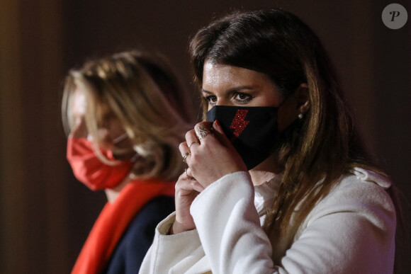 Sylvie Tellier, directrice générale de l'organisation Miss France, et Marlène Schiappa, ministre déléguée auprès du ministre de l'Intérieur, en charge de la citoyenneté, lancent l'opération Orangetheworld organisée par UN Women au ministère de l'intérieur. Paris, le 23 novembre 2020. © Stéphane Lemouton / Bestimage