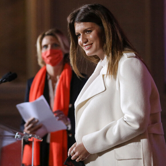 Sylvie Tellier, directrice générale de l'organisation Miss France, et Marlène Schiappa, ministre déléguée auprès du ministre de l'Intérieur, en charge de la citoyenneté, lancent l'opération Orangetheworld organisée par UN Women au ministère de l'intérieur. Paris, le 23 novembre 2020. © Stéphane Lemouton / Bestimage