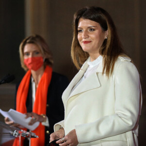 Sylvie Tellier, directrice générale de l'organisation Miss France, et Marlène Schiappa, ministre déléguée auprès du ministre de l'Intérieur, en charge de la citoyenneté, lancent l'opération Orangetheworld organisée par UN Women au ministère de l'intérieur. Paris, le 23 novembre 2020. © Stéphane Lemouton / Bestimage