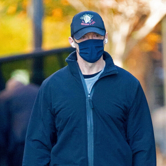 Exclusif - Hugh Jackman se promène seul dans les rues de New York, le 16 novembre 2020.