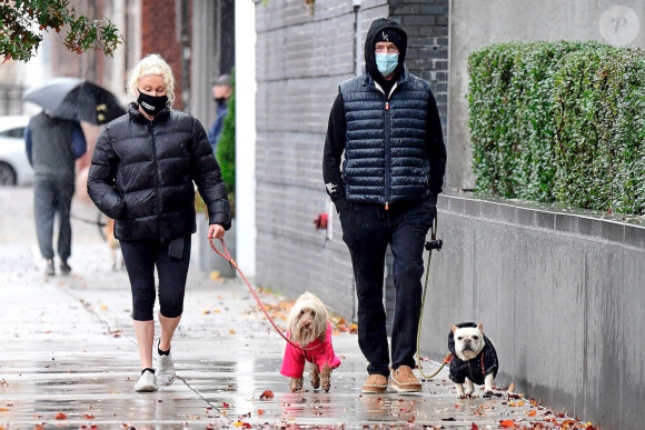 Exclusif - Hugh Jackman et sa femme Deborra-Lee Furness promènent leurs chiens sous la pluie à New York, le 12 novembre 2020.