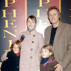 Karin Viard en famille à la première du Cirque Phénix à Paris. Le 5 décembre 2005. @Giancarlo Gorassini/ABACAPRESS.COM