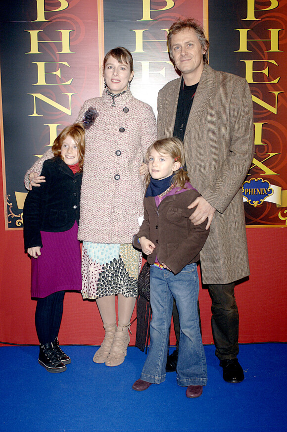 Karin Viard en famille à la première du Cirque Phénix à Paris. Le 5 décembre 2005. @Giancarlo Gorassini/ABACAPRESS.COM