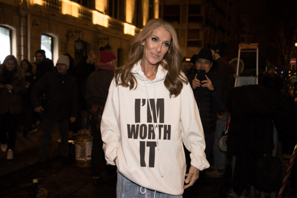 Céline Dion porte un sweat blanc à capuche avec l'inscription "I'M WORTH IT" (Je le vaux bien) à la sortie de l'hôtel Plaza Athénée après le tournage pour l'Oréal à Paris, France