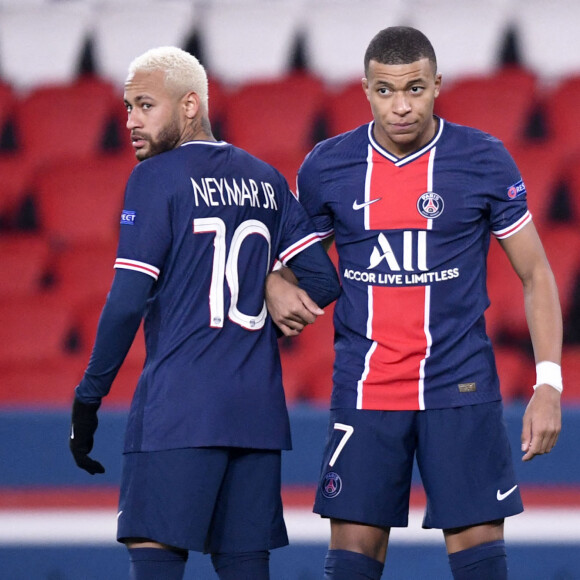07 KYLIAN MBAPPE (PSG) - 10 NEYMAR JR (PSG) - DOS - FAIR PLAY - COUP FRANC - MUR - Match de football en Ligue des Champions (Champions League) Paris SG contre RB Leipzig (1-0) au Parc des Princes à Paris le 24 novembre 2020. © FEP/ Panoramic / Bestimage